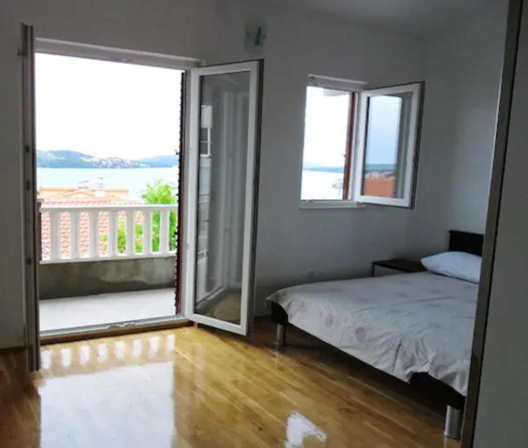 Mia - Spacious On 85 M2 With Beautiful Sea View Trogir