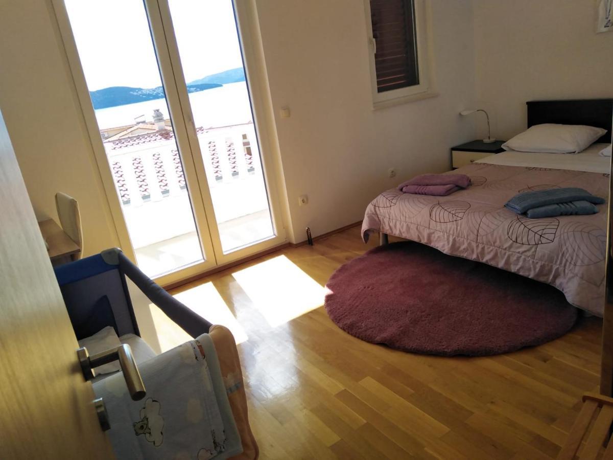 Mia - Spacious On 85 M2 With Beautiful Sea View Trogir