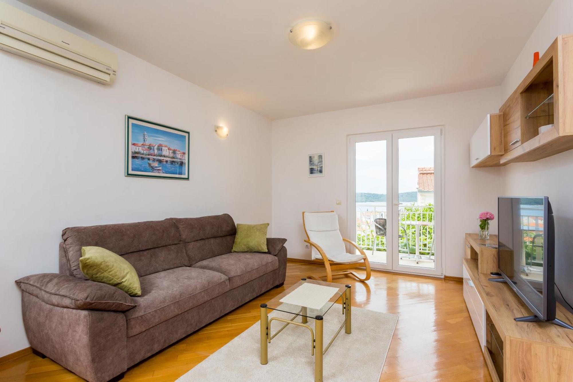 Mia - Spacious On 85 M2 With Beautiful Sea View * Trogir