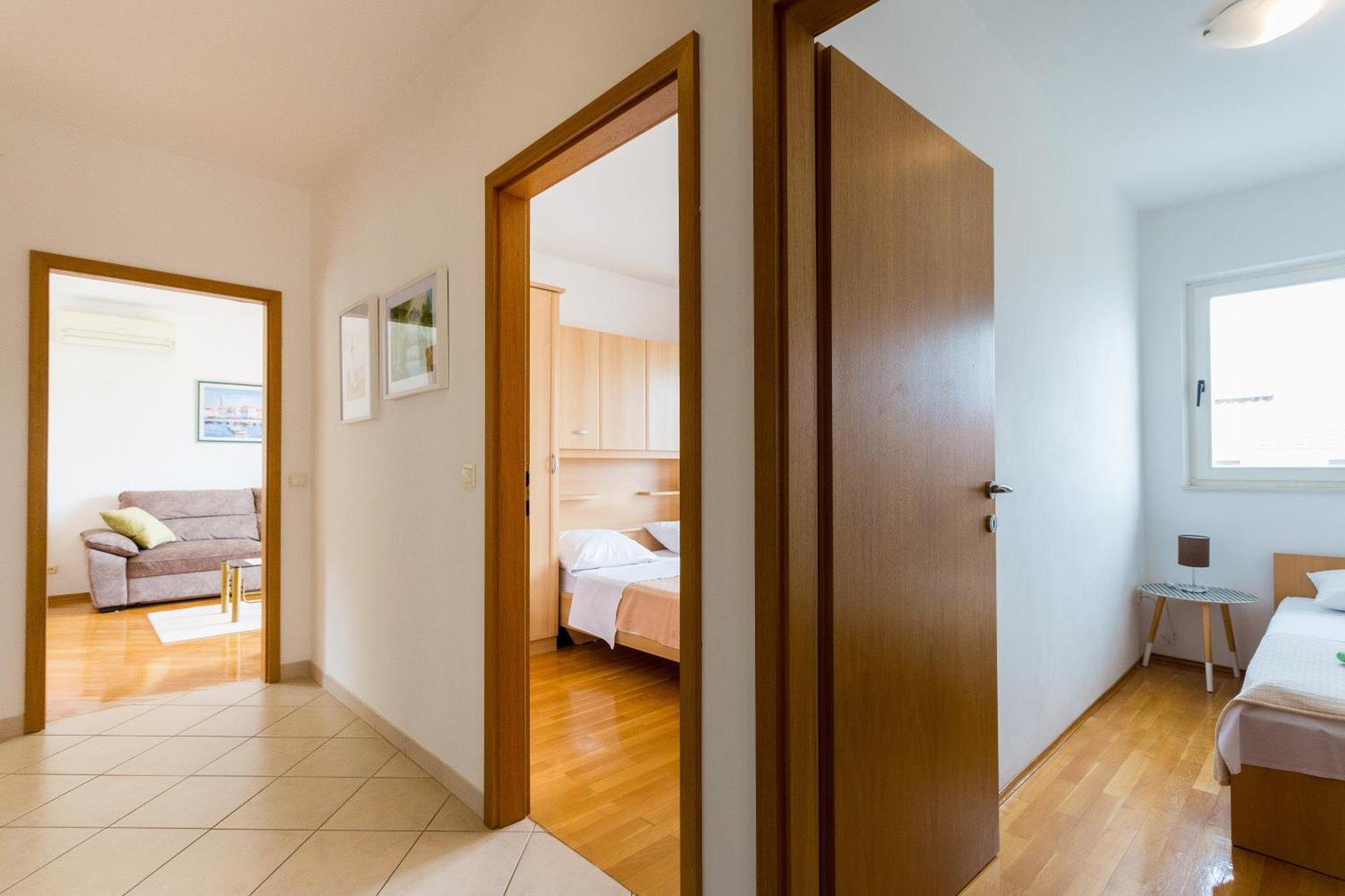 Mia - Spacious On 85 M2 With Beautiful Sea View Apartment Trogir